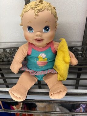 Hasbro 2010 Baby Alive Bath Time Interactive Doll Talking Splash & Giggle WORKS